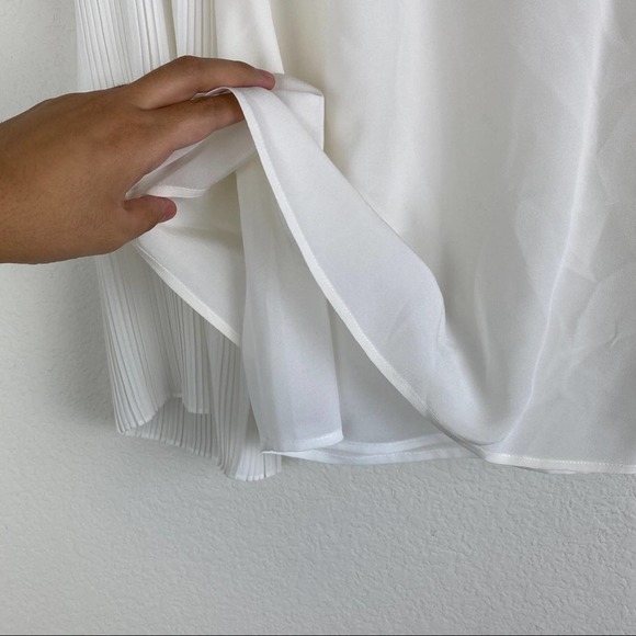 Club Monaco White 100% Silk Pleated Sleeves Blouse SZ Medium - Picture 2 of 7
